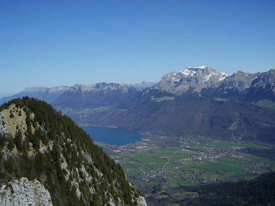 Le sud du lac d'Annecy surplombé de la Tournette (2351 m)