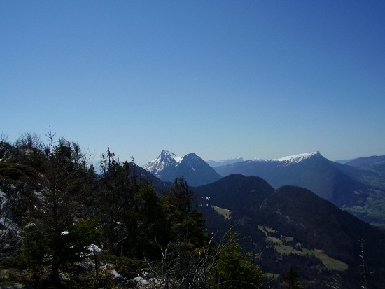 A gauche: le Colombier des Bauges, à droite: le Mont Margériaz.